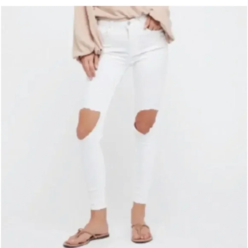 Free People super distressed skinny jeans in stark white. NWT. Retail 78